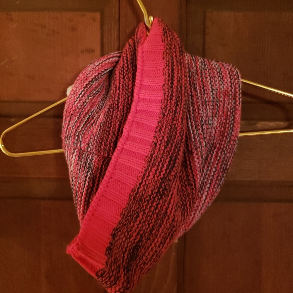 💜 Infinity Knit Scarf - Picture 2 of 3
